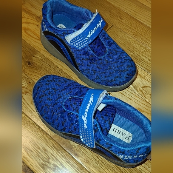 LIGHTING up shoes with wheels - Picture 7 of 10